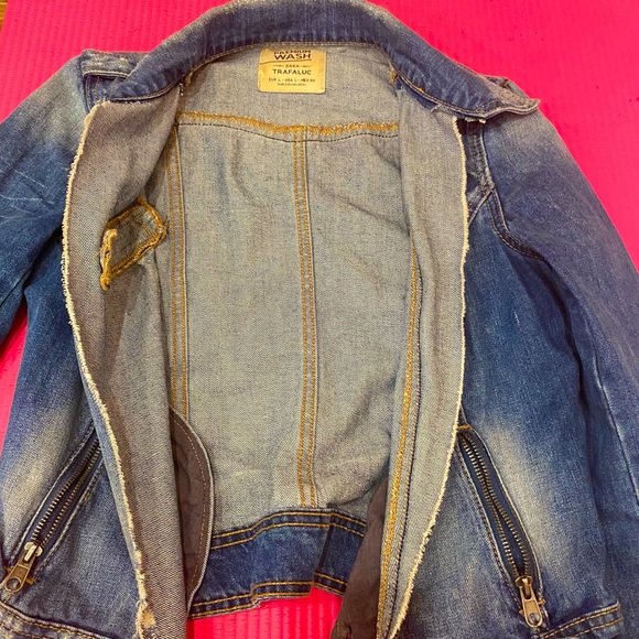 Large Jean jacket from Zara. - Picture 7 of 9